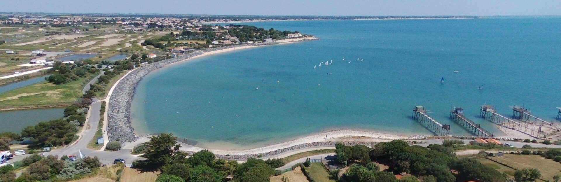 Photo aérienne du Centre Nautique d'Angoulins, école de voile et de planche à voile proche de La Rochelle