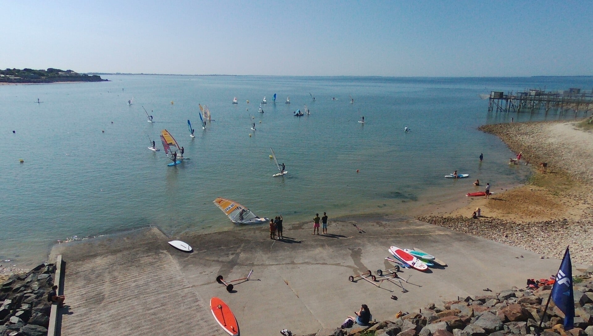 Image de la cale de mise à l'eau utilisées pour les stages de voile et de planche à voile à Angoulins proche de La Rochelle.